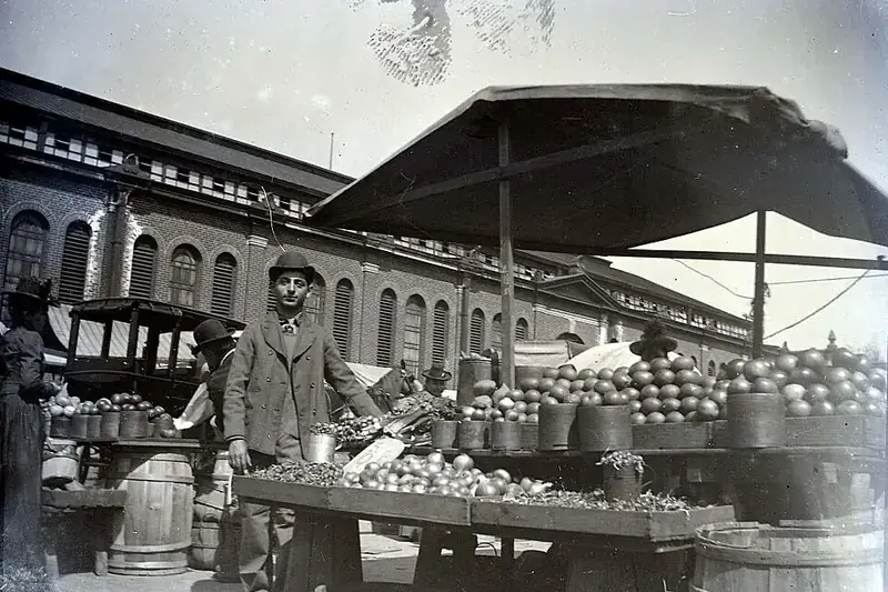Produce stall at the Indianapolis farmers market in 1901